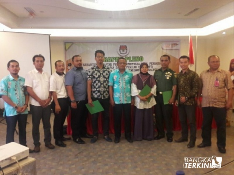 Rapat Pleno Rekapitulasi Daftar Pemilih Sementara Hasil Perbaikan (DPSHP) dan Penetapan Daftar Pemilih Tetap (DPT) Pemilihan Walikota dan Wakil Walikota Pangkalpinang Tahun 2018, di Hotel Puncak Pangkalpinang, Rabu (18/04/2018).