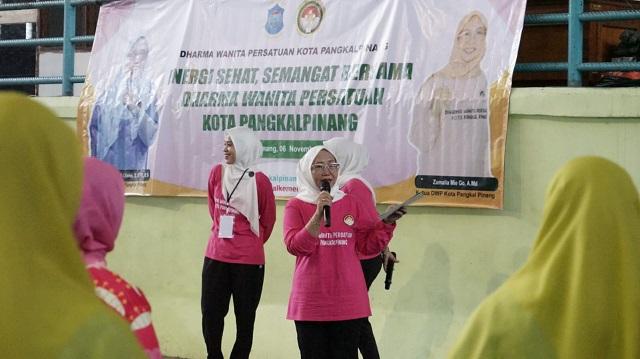 PANGKALPINANG, PANGKALPINANG – Dharma Wanita Persatuan (DWP) Kota Pangkalpinang menggelar lomba senam kebugaran jasmani (SKJ) 88 di Gor Kacang Pedang, Rabu (6/11/2024).