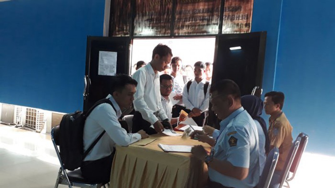 Para Peserta tes CPNS Kemenkumham melakukan verifikasi berkas sebelum melakukan tes CAT di Lantai 4 kantor gubernur Babel, Senin (11/9/2017)