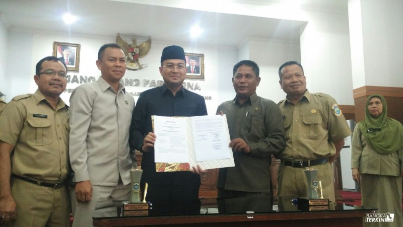 Pengesahan RAPBD oleh Irwansyah selaku Walikota Pangkalpinang.