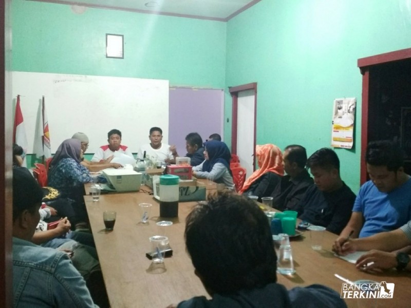 Ahmad Subari selaku Ketua DPC Gerindra Pangkalpinang, saat rapat konsolidasi di Kantor DPC Gerindra Pangkalpinang (Kacang Pedang), Minggu (04/03/2018).