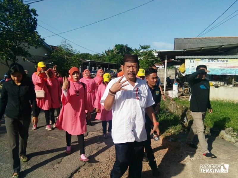 Ismiryadi atau Dodot Calon Wakil Walikota Pangkalpinang yang berpasangan dengan Endang Kusumawaty Calon Walikota Pangkalpinang, saat blusukan di Kelurahan Air Mawar, Jum'at (06/04/2018).