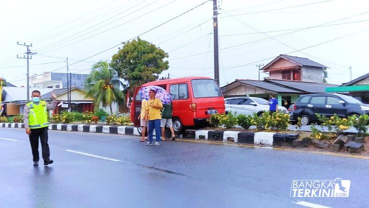 Akibat Jalan Licin, Mobil Carry Mini Bus Naik ke Trotoar di Desa Berok Kecamatan Koba Kabupaten Bangka Tengah