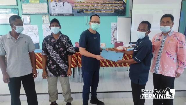 Bupati Bangka Tengah, Algafry Rahman pada saat pemberian Asuransi Nelayan, yang bertempat di desa Batu Beriga Kecamatan Lubuk Besar, Jumaat (09/04/2021).