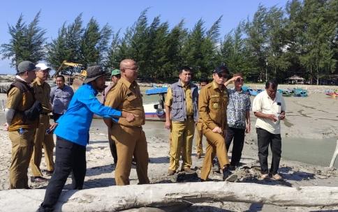 Algafry Tanggapi Langsung Keluhan Pendangkalan Pantai Desa Tanjung Gunung