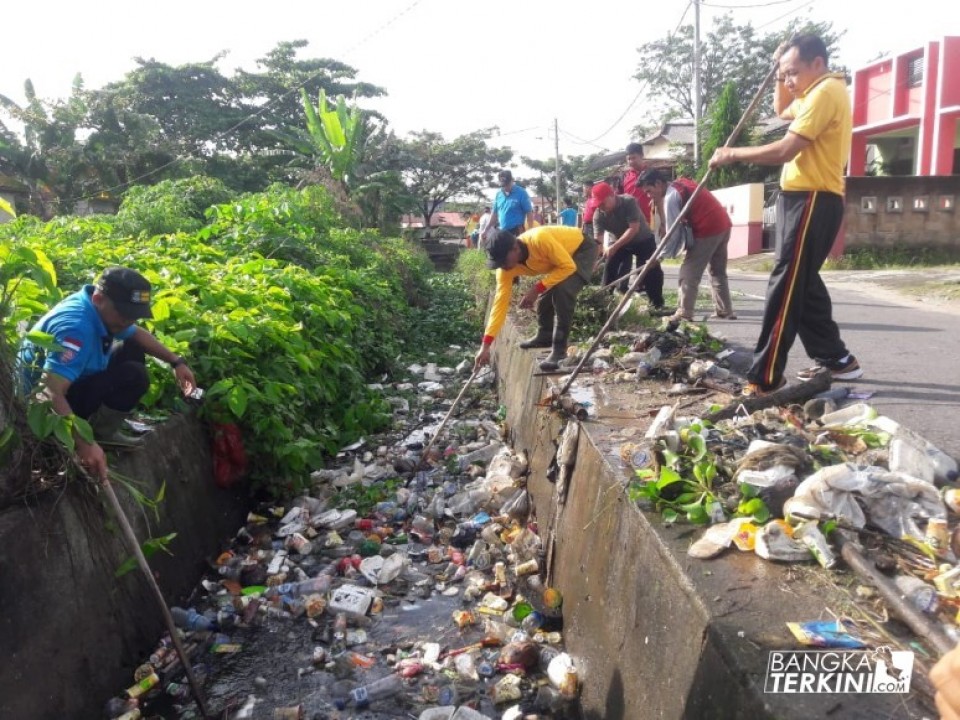 Kecamatan Tamansari bersama masyarakat dan Polisi Sektor (Polsek) Taman Sari melakukan gotong royong atau Jum'at Bersih di wilayah Taman Sari, Jum'at (30/11/2018).