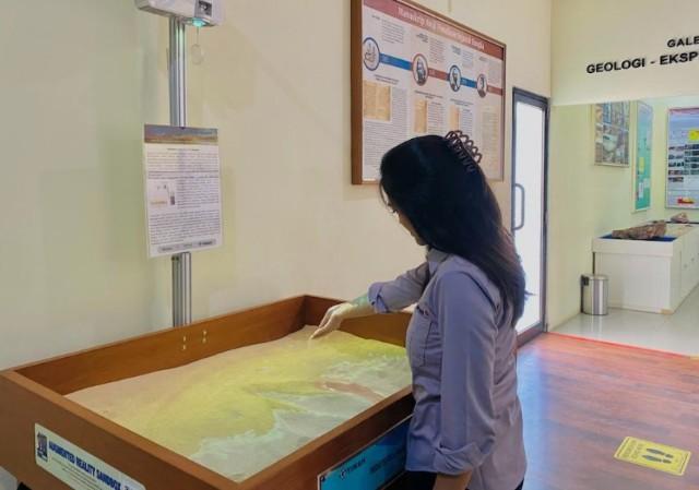 Asiknya Bermain Pasir Kuarsa dengan Teknologi Topography Augmented Reality di Museum Timah Indonesia Pangkalpinang