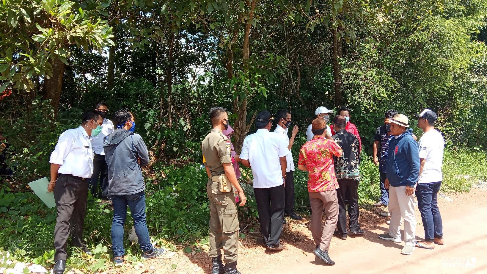 Komisi III DPRD Bangka Tengah (Bateng) lakukan peninjauan proses perkembangan pengaspalan Jalan Aik Sawah di Kelurahan Dul, Kecamatan Pangkalanbaru yang mana selama ini dirasa tak kunjung selesai, Rabu (06/05/2020).