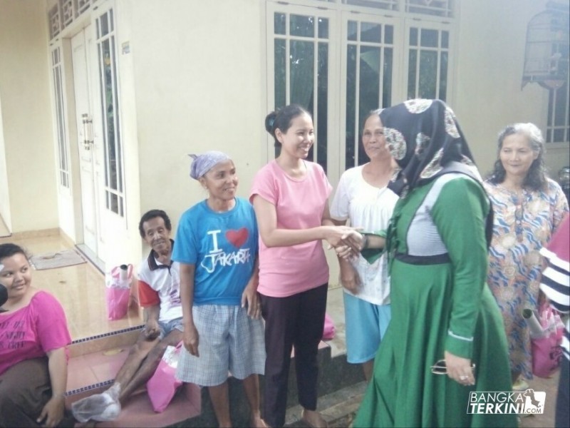 Endang Kusumawati Calon Walikota Pangkalpinang yang berpasangan dengan calon Wakil Walikota Ismiryadi (Eksis), saat blusukan di Kelurahan Selindung Lama, Kamis (22/03/2018).