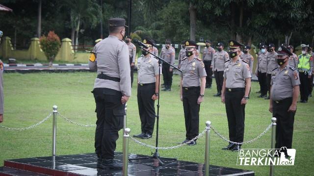 Kapolres Bangka Tengah AKBP Moch. Risya Mustario saat memimpin apel kenaikan pangkat. (Ilham/Bangka Terkini)