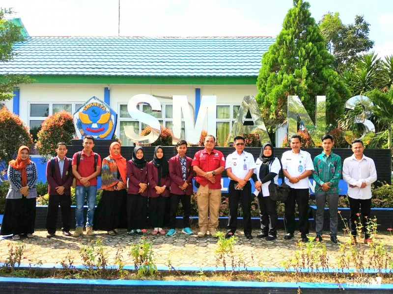 Foto Bersama mahasiswa KKN STKIP MBB, Ditres Narkoba Polda Babel, BNN Pangkalpinang usai sosialisasi bahaya penyalahgunaan narkoba kepada pelajar SMA Negeri 3 Pangkalpinang