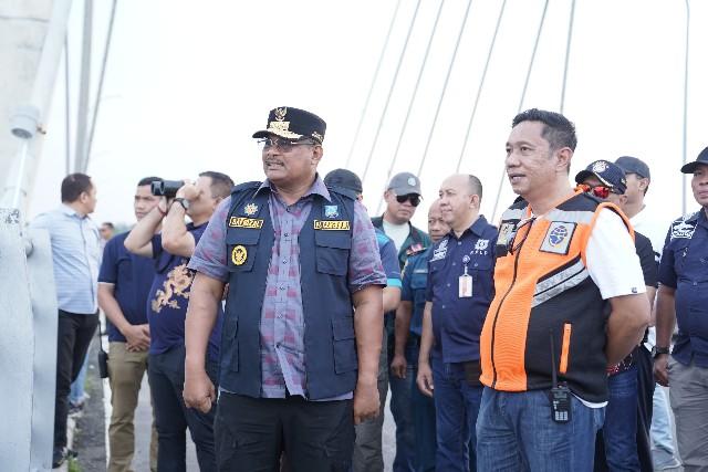 Pj Gubernur Safrizal ZA dalam pantauan langsungnya atas beberapa kapal yang kandas di jalur masuk Pelabuhan Pangkalbalam dari Jembatan Emas, Kamis, (9/5/2024).