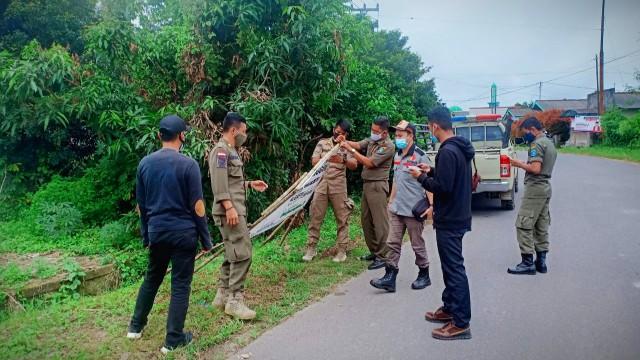 Bawaslu Bangka Tengah Tertibkan APK Paslon Bupati Dan Wabup Bangka Tengah