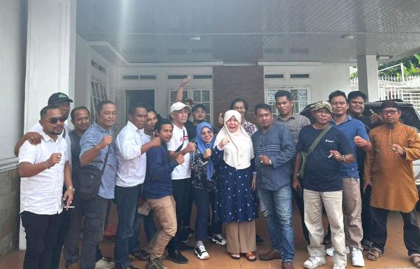 Belasan Wartawan Sambangi Rumah Pribadi Radmida Dawam