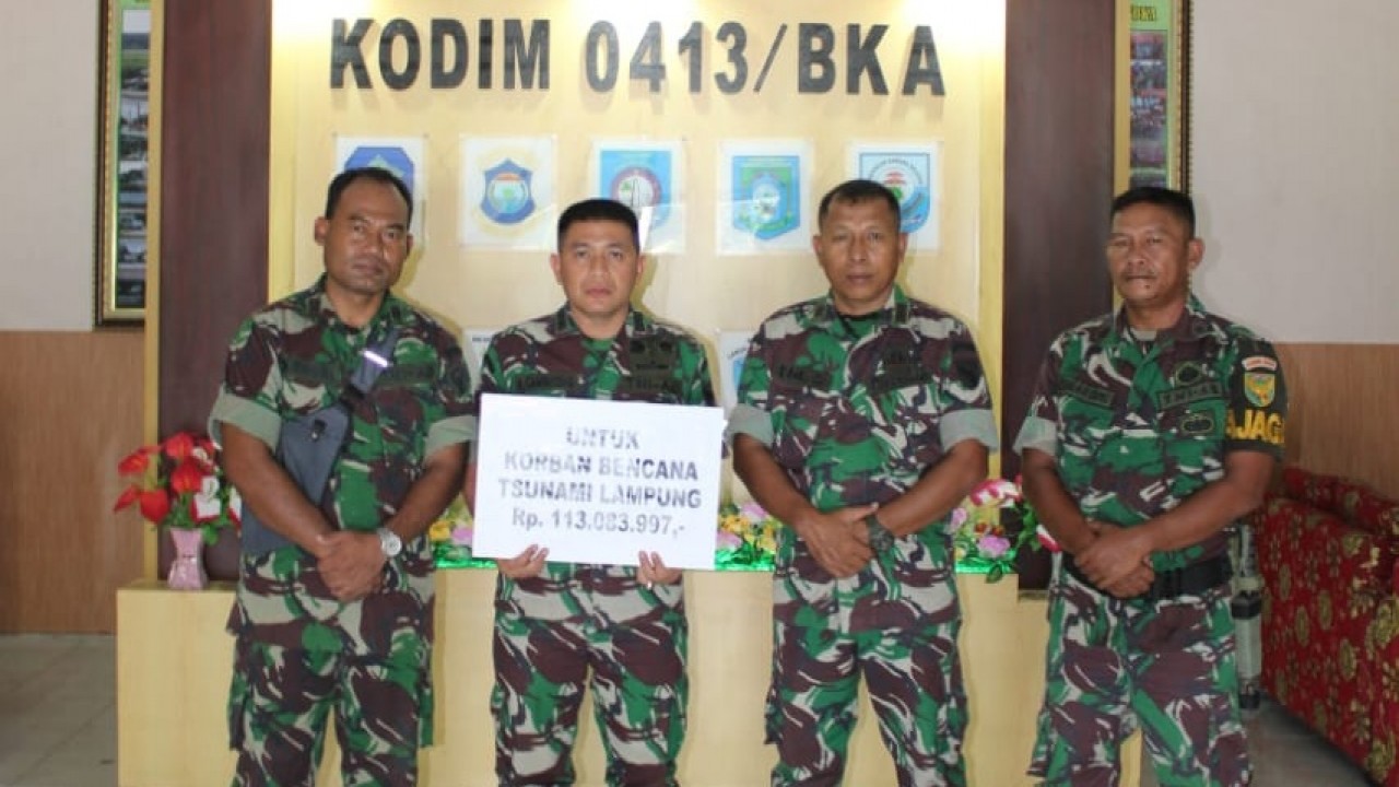 Guna meringankan beban para korban bencana alam tsunami yang melanda Provinsi Lampung, Korem 045/Garuda Jaya (Gaya) bersama jajarannya memberikan bantuan berupa uang, Kamis (27/12/2018).