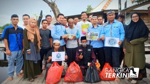 Ketua BKPRMI Bangka, Hari Subari menyerahkan hasil penggalangan tersebut kepada Guru Sumar di Kawasan Biodiversity Sungai Upang, Jum'at (26/06/2020).