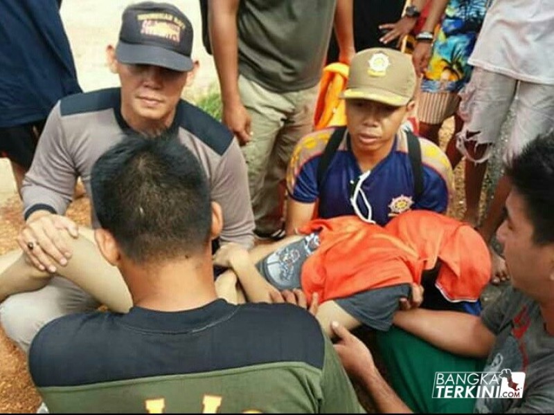 Jenazah korban saat diangkat dari Laut Pantai Tikus Sungailiat