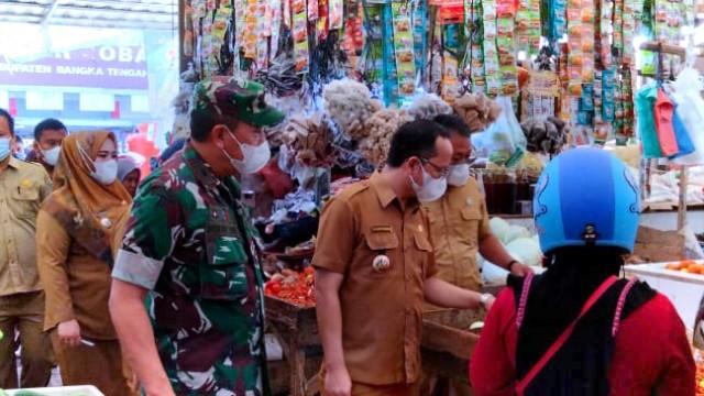 Bupati Algafry Rahman bersama Disperindagkop Bangka Tengah tinjau Harga Kebutuhan Pokok