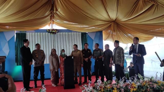 Bupati Bangka Tengah, Algafry Rahman meresmikan Rumah Sakit Umum Daerah (RSUD) Drs.H. Abu Hanifah di Halaman Rumah Sakit, Koba pada Selasa, (14/3/2023).