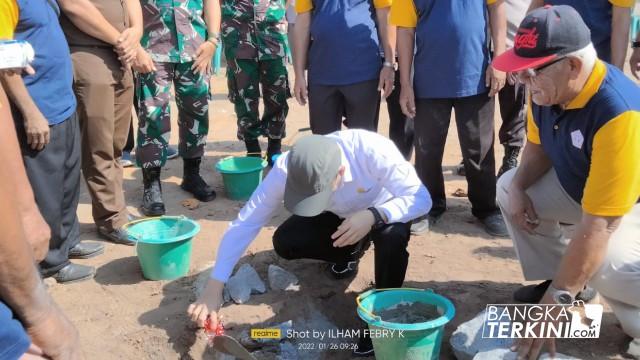 Bupati Bangka Tengah Algafry Rahman, Lakukan Peletakan Batu Pertama Monumen Kobatin. (Ilham Bangka Terkini)