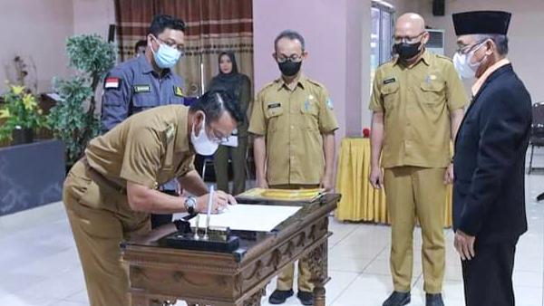 Bupati Belitung Timur (Beltim) Burhanudin melantik dan mengukuhkan Herial S.Si sebagai Kepala Badan Kesatuan Bangsa dan Politik (Kesbangpol) Beltim serta Pejabat Pengawas pada Badan Kesbangpol Kabupaten Beltim di Ruang Satu Hati Bangun Negeri, Selasa (03/08/2021) lalu.