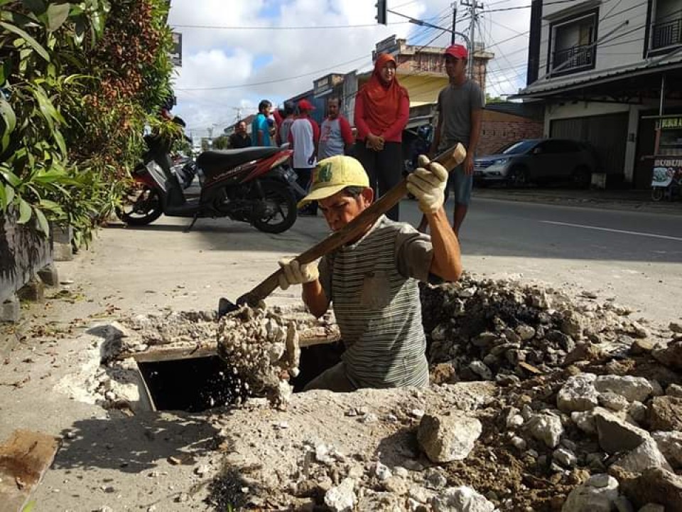 kegiatan rutin Jum'at bersih Kecamatan Taman Sari bersama warga di Kelurahan Rawabangun, Jum'at (18/01/2019).