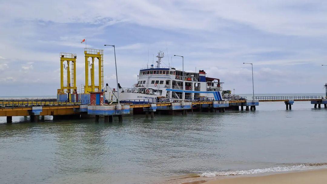 Gambar Kapal KMP ADHI SWADARMA III pada pelabuhan Tanjung Kalian