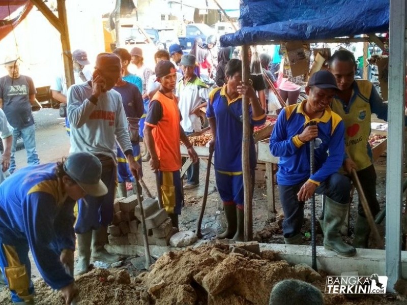 Warga Kecamatan Taman Sari, Kota Pangkalpinang giatkan gotong royong/Jumat bersih dalam upaya pencegahan banjir, Sabtu (10/03/2018).