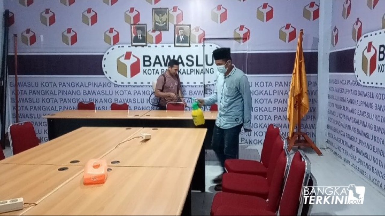 'Cegah Corona' Kantor Bawaslu Pangkalpinang Disemprotkan Desinfektan, Jum'at (27/03/2020).