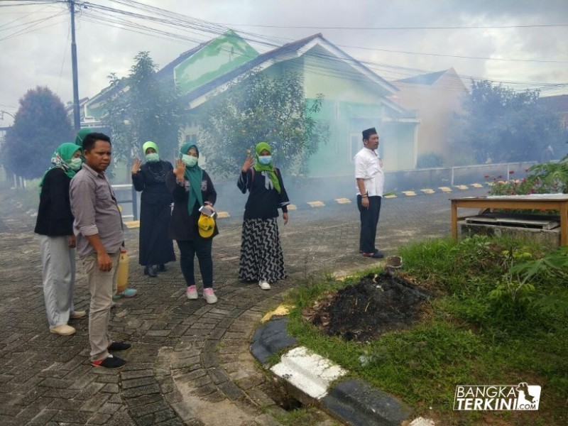 tim berkibar dari Paslon Walikota dan Calon Walikota Pangkalpinang Endang Kusumawaty - Ismiryadi (Eksis) melakukan fogging di kawasan Perumahan Graha Puri, Rabu (12/04/2018) kemarin.