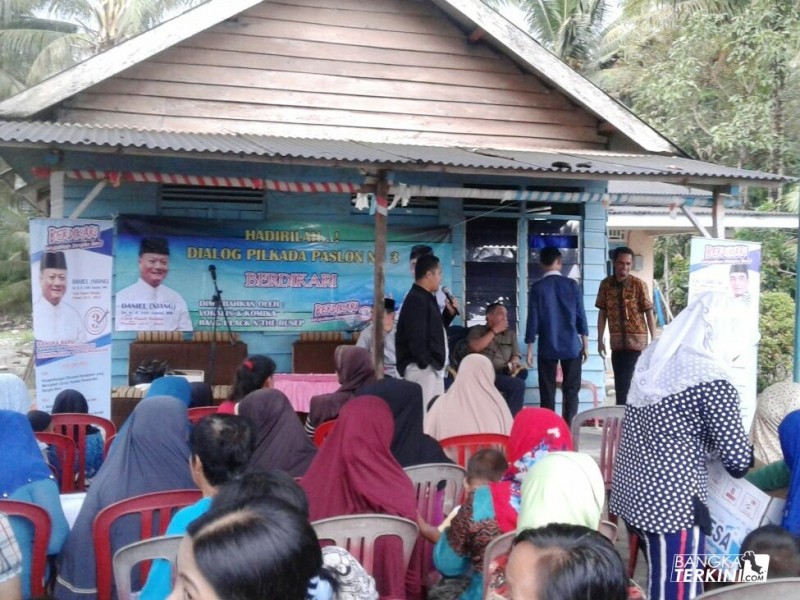 Pasangan Calon Bupati dan Wakil Bupati Kabupaten Bangka, Danial-Fadillah saat dialog dan silaturahmi dengan masyarakat di Desa Pangkalniur dan kampung Nyambang Desa Mapur, Kecamatan Riau Silip, Kabupaten Bangka Selasa, (06/03/2018).