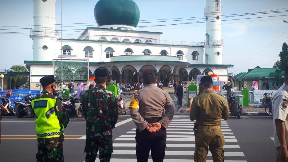 Pemantauan Sholat Ied di Masjid Jamik dan Masjid Raya Tua Tunu, Minggu (24/05/2020).