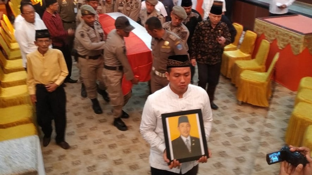 upacara penghormatan untuk almarhum Djunaidi Thalib, di Ruang Rapat Paripurna DPRD Babel, Rabu (10/04/2019).