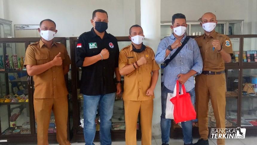 Kemenpora Republik Indonesia (RI), melalui Koordinator Liga Berjenjang Usia (LBU) 16 Bangka Belitung dan Dispora Pangkalpinang, bagikan bantuan Alat Pelengkap Diri (APD) kepada Sekolah Sepak Bola (SSB) di Pangkalpinang, Senin (06/07/2020).