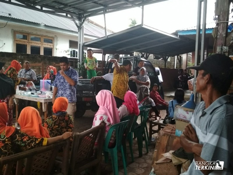 Ismiryadi (Dodot) calon wakil walikota Pangkalpinang atau pasangan dari Endang Kusumawati (Eksis), saat blusukan di Kelurahan Pintu Air  Kota Pangkalpinang..