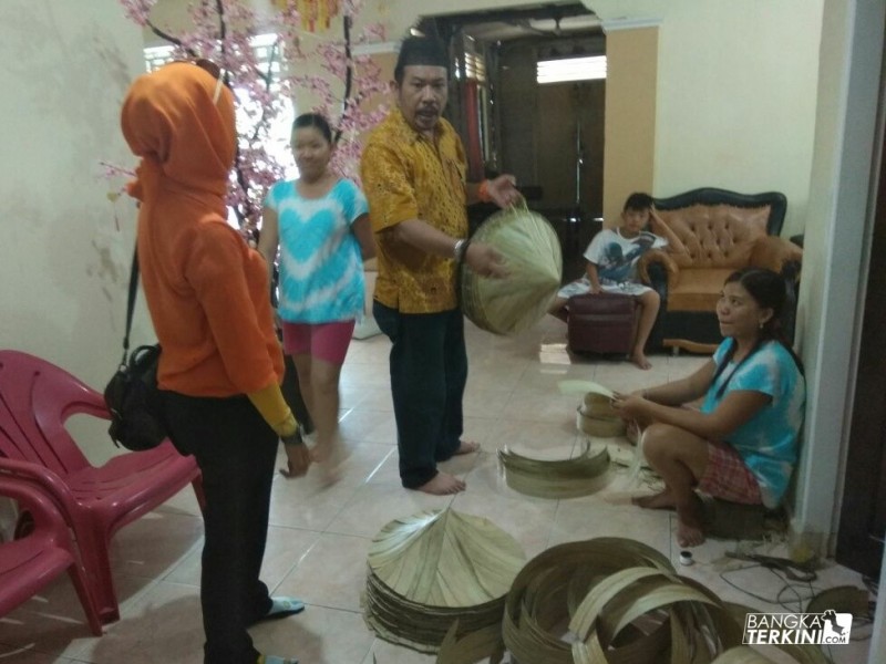 Ismiryadi (Dodot) calon wakil walikota Pangkalpinang atau pasangan dari Endang Kusumawati (Eksis), saat blusukan di Kelurahan Kerabut, Kecamatan Gabek, Senin (05/03/2018).