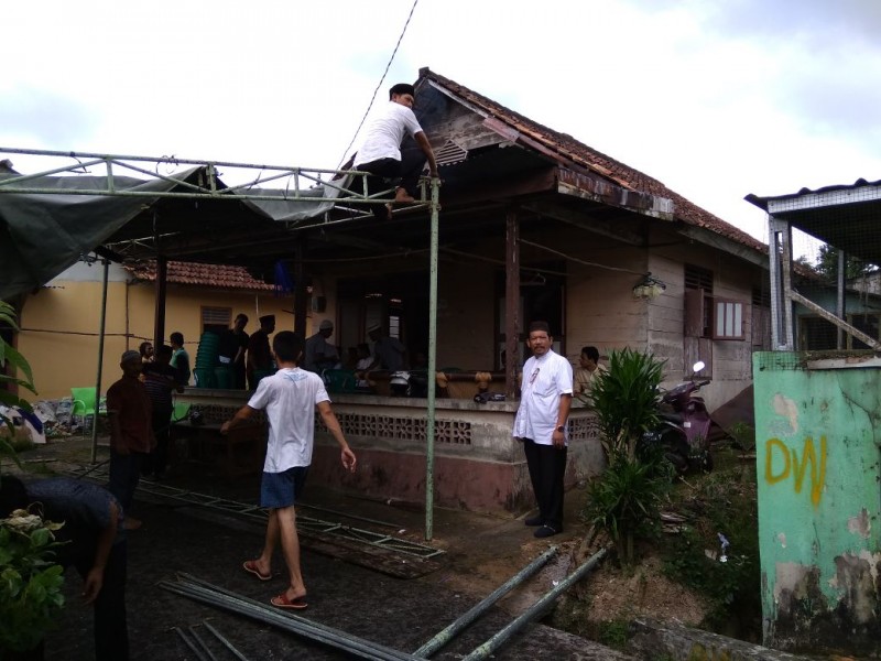 Ismiryadi (Dodot) calon wakil walikota Pangkalpinang atau pasangan dari Endang Kusumawati (Eksis), saat Melayat di Kediaman Penderita Kanker Lidah..