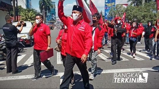 Puluhan pengurus Dewan Pimpinan Cabang (DPC) Partai PDI Perjuangan Pangkalpinang gruduk Polres Pangkalpinang, Senin (29/06/2020).