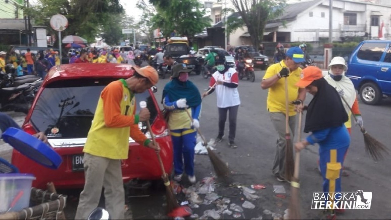 Foto pasukan kuning dari Dinas Lingkungan Hidup Kota Pangkalpinang, usai kegiatan Karnaval HUT RI ke 73 oleh Pemerintah Provinsi Bangka Belitung.