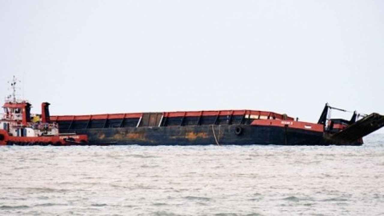 Kapal Tongkang Ocean II yang kandas di Perairan Serdang, Kecamatan Manggar Kabupaten Belitung Timur, beberapa waktu lalu.