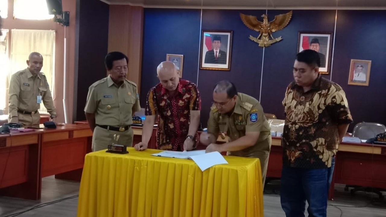 Penandatanganan RPJMD tersebut, di saksikan Wagub Babel Abdul Fatah, dan Wakil Ketua DPRD Babel Toni Purnama beserta anggota DPRD Babel yang hadir, di Ruang Rapat Banggar DPRD pada Senin (06/05/2019).