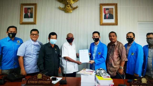 KNPI Babel audiensi dengan DPRD Babel, terkait pemulihan ekonomi dengan relaksasi aturan Pertambangan, Senin (18/05/2020).