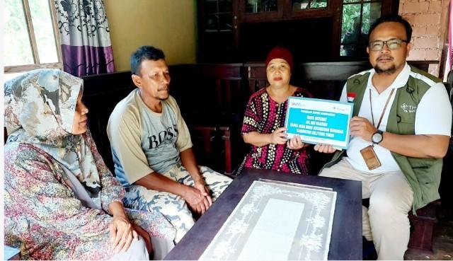 Dua Warga Belitung Timur Terima Bantuan Biaya Pengobatan dari PT Timah Tbk