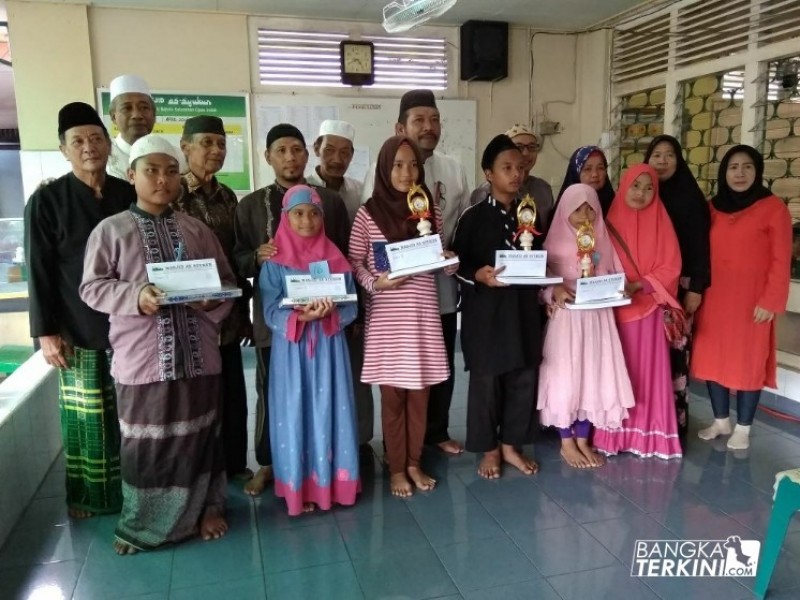 Ismiryadi alias Dodot Calon Wakil Walikota Pangkalpinang, yang berpasangan dengan Endang Kusumawaty Calon Wakil Walikota Pangkalpinang, usai acara penutupan lomba bacaan Alquran surat-surat pendek, di Masjid As Syukur jalan Batin Tikal kelurahan Opas Indah Pangkalpinang, Sabtu (14/04/2018).