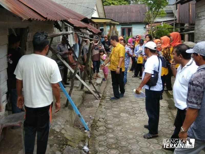 Ismiryadi (Dodot) calon wakil walikota Pangkalpinang atau pasangan dari Endang Kusumawati (Eksis), saat blusukan di Pintu Air..