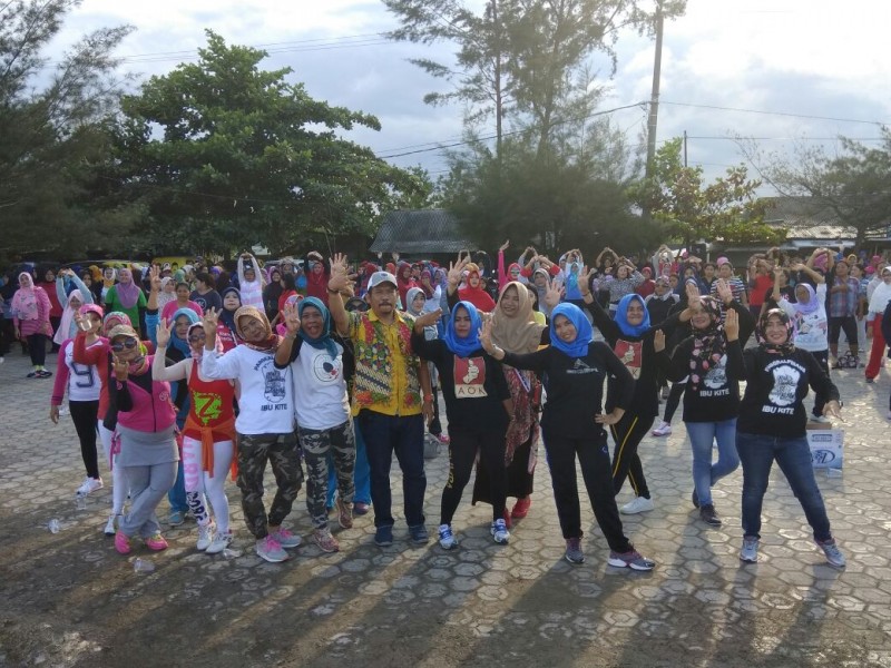 Iismiryadi (Dodot) calon wakil walikota Pangkalpinang atau pasangan dari Endang Kusumawati (Eksis), saat gelar Senam Zumba di Pantai Pasir Padi.