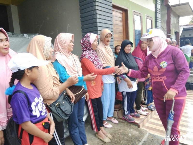 Endang Kusumawati selaku Calon Walikota Pangkalpinang, saat menghadiri senam bersama, yang diselenggarakan oleh tim Cinta  Paslon nomor 4, Endang Kusumawaty dan Ismiryadi (Eksis), di Daerah Gedung Nasional, Sabtu (03/2018).