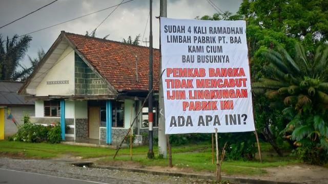 Warga Kenanga kembali memasang baliho dan spanduk yang berisi selentingan kritik untuk Pemerintah Kabupaten (Pemkab) Bangka