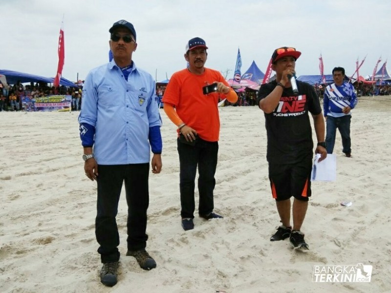 Ismiryadi Calon Wakil Walikota Pangkalpinang yang berpasangan dengan Endang Kusumawaty calon Walikota Pangkalpinang, saat menghadiri undangan kejuaraan motor grassstrack pantai  yang diselenggarakan oleh ketua IMI (Ikatan Motor Indonesia) Babel Wahyu Dwicahyono, di Pantai Pasir Padi Minggu (08/04/2018).