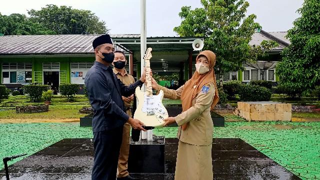 Gubernur Babel, Erzaldi diwakili Bangun Jaya Berikan Bantuan Alat Band untuk SMA N 2 Pangkalpinang